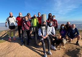 La asociación Corre que te pillo coloca este domingo el belén en el pico Coronilla