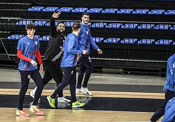 Mohamed Aly saluda sonriente durante el calentamiento del entrenamiento de ayer.