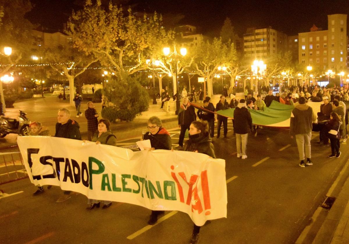 Cabeza de la protesta, a su paso por El Espolón.