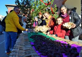 El puesto de venta de ciruelas pasas de la asociación El Colletero en la plaza de la Tela de Nalda durante la Jornada de la Pasa.