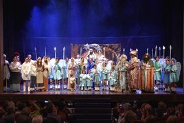 Momento final del belén viviente que se representó este domingo en el teatro Ideal de Calahorra.