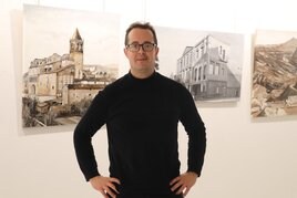 Félix Martínez-Losa, ante varios de los cuadros de la exposición.