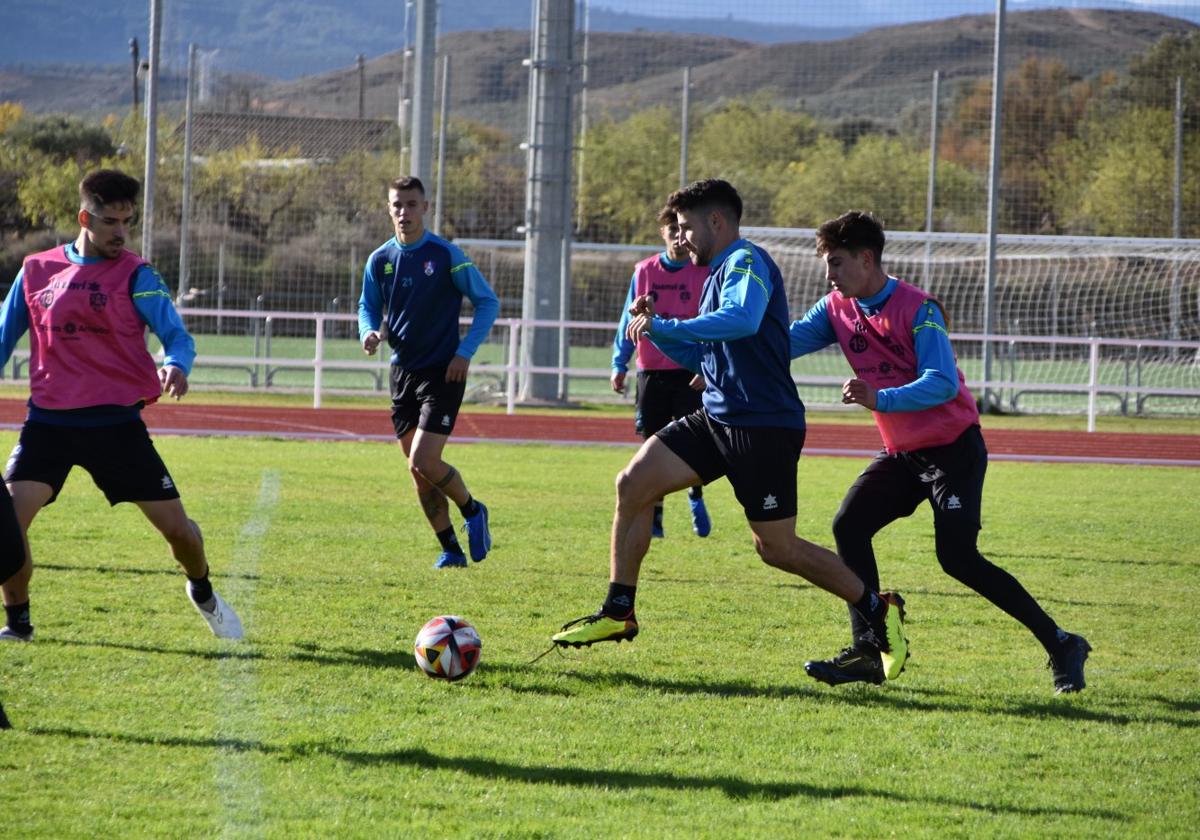 Entrenamiento del Calahorra en las pistas esta semana.