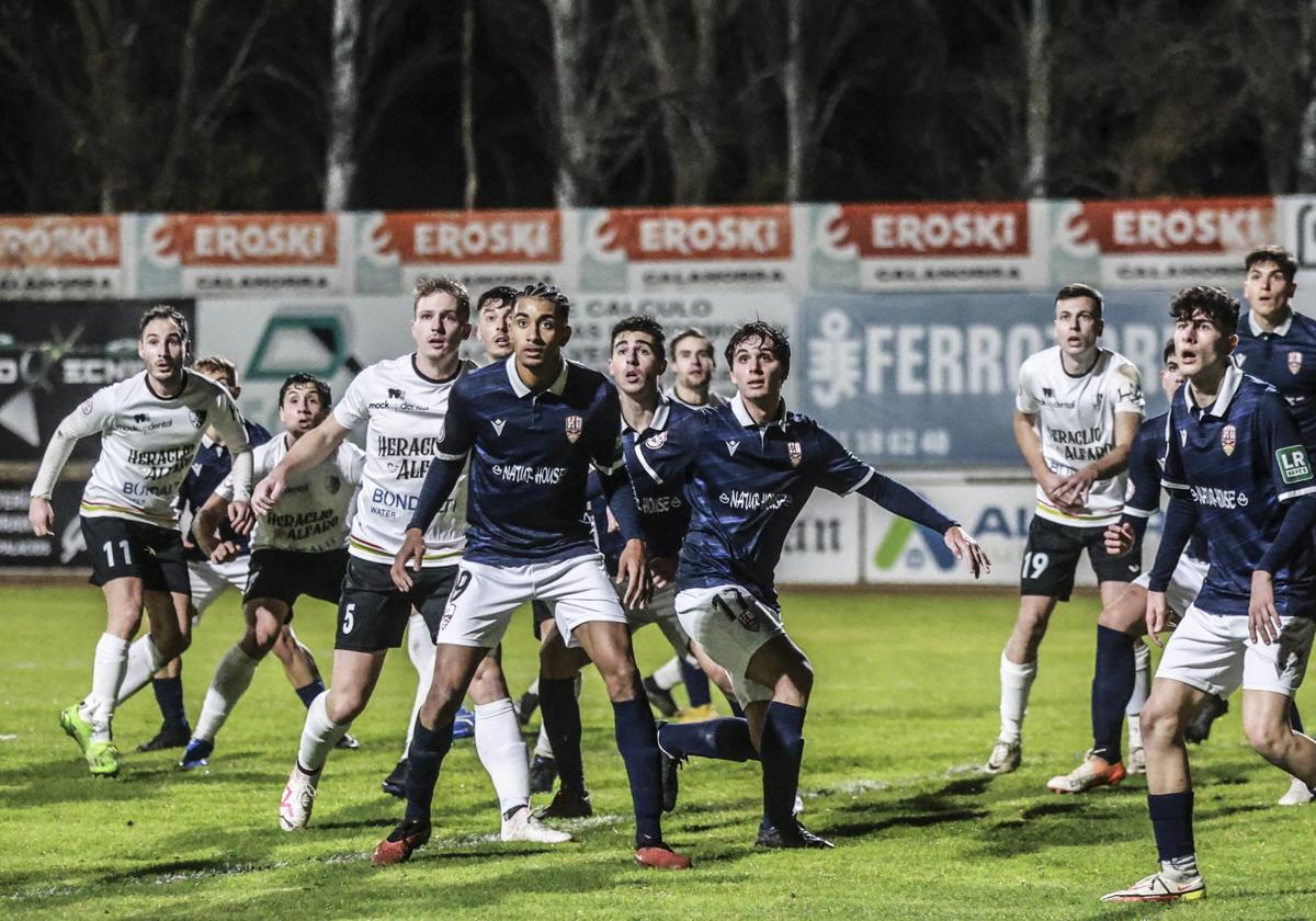 Jugadores del Alfaro y de la UDL B, ayer.