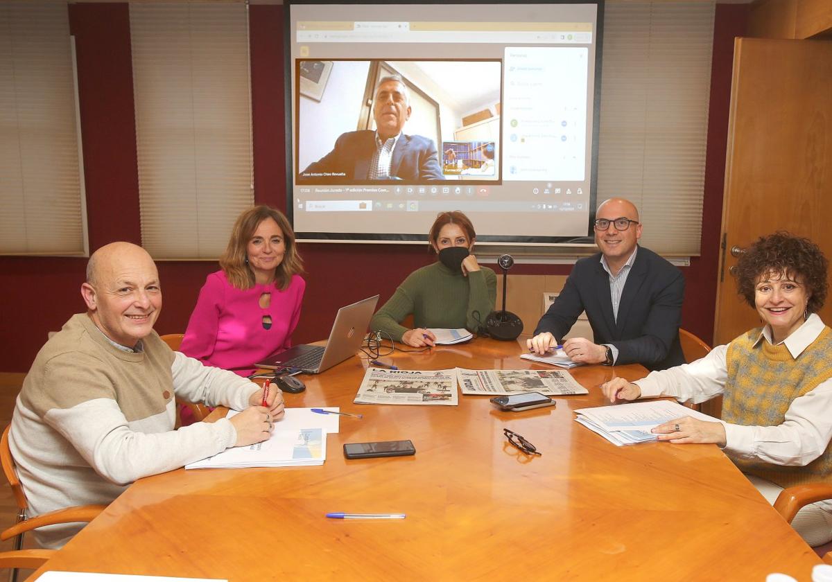 Roberto González Lastra, Estrella Domínguez, Emma Juaneda, Javier Martínez, Celia Sanz y José Antonio Oteo (en pantalla).