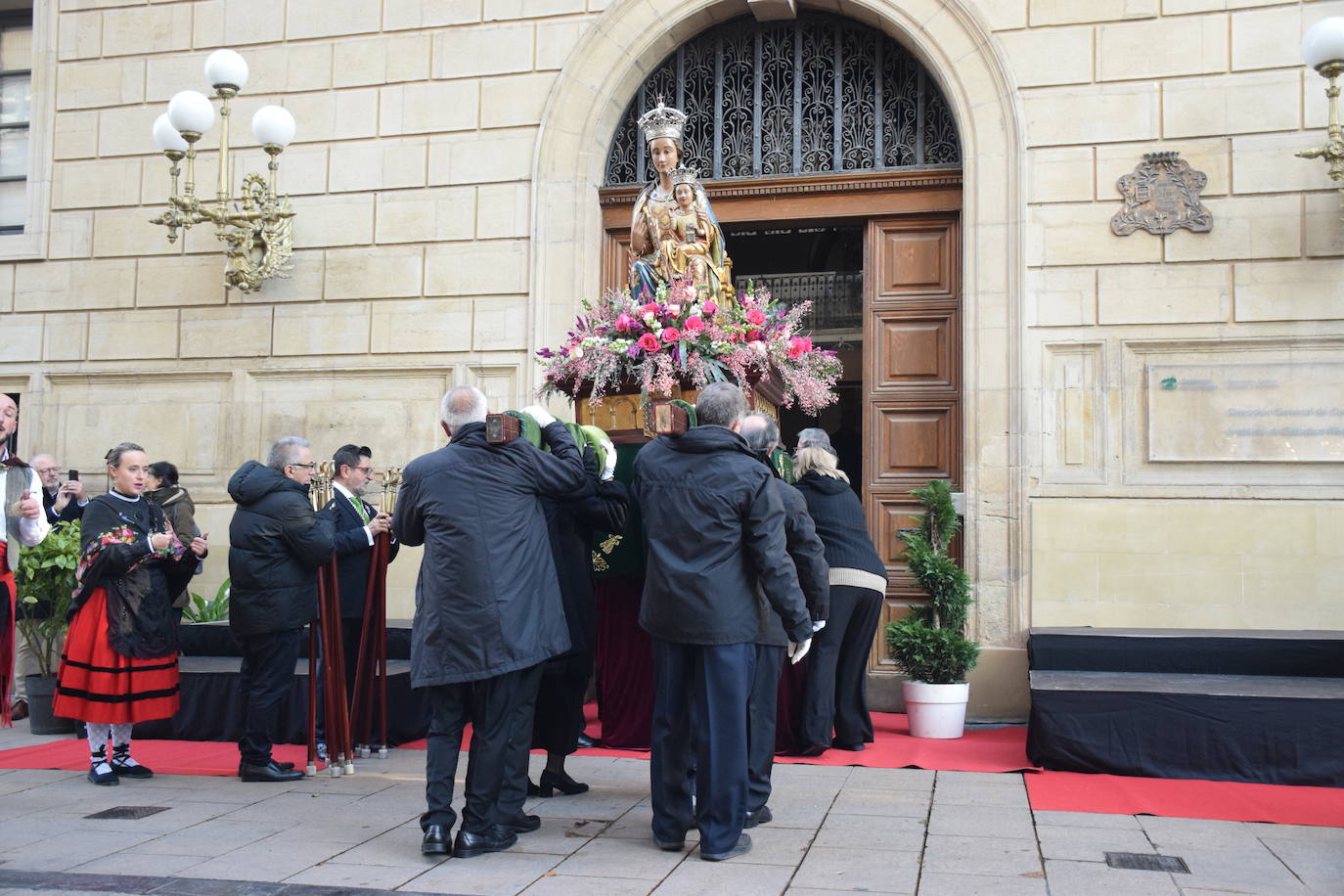 Ofrenda de flores a la Virgen de la Esperanza