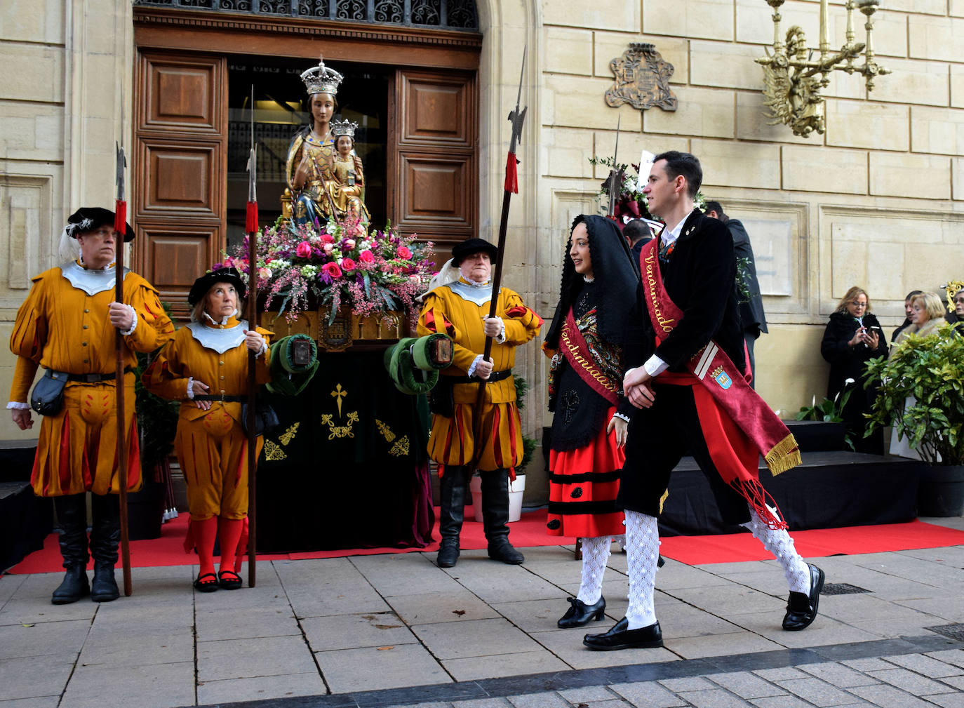 Ofrenda de flores a la Virgen de la Esperanza