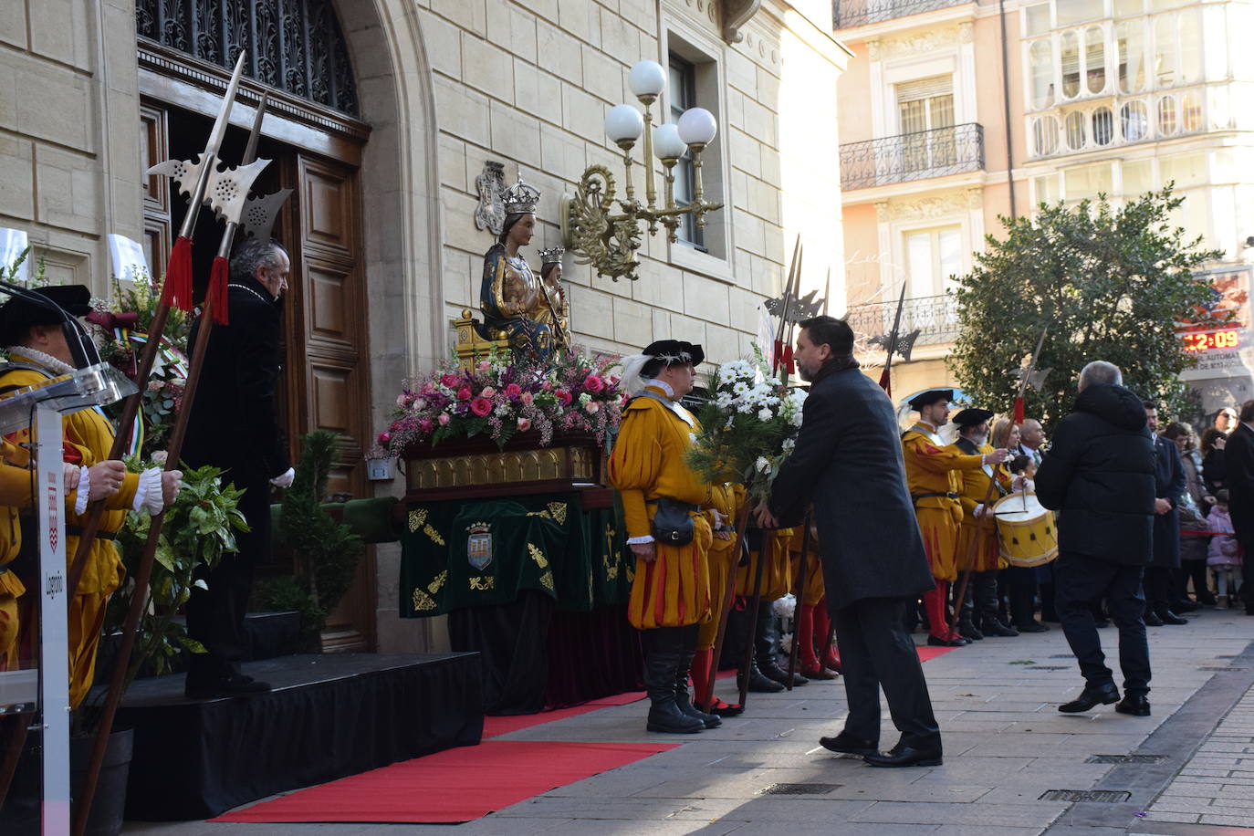 Ofrenda de flores a la Virgen de la Esperanza