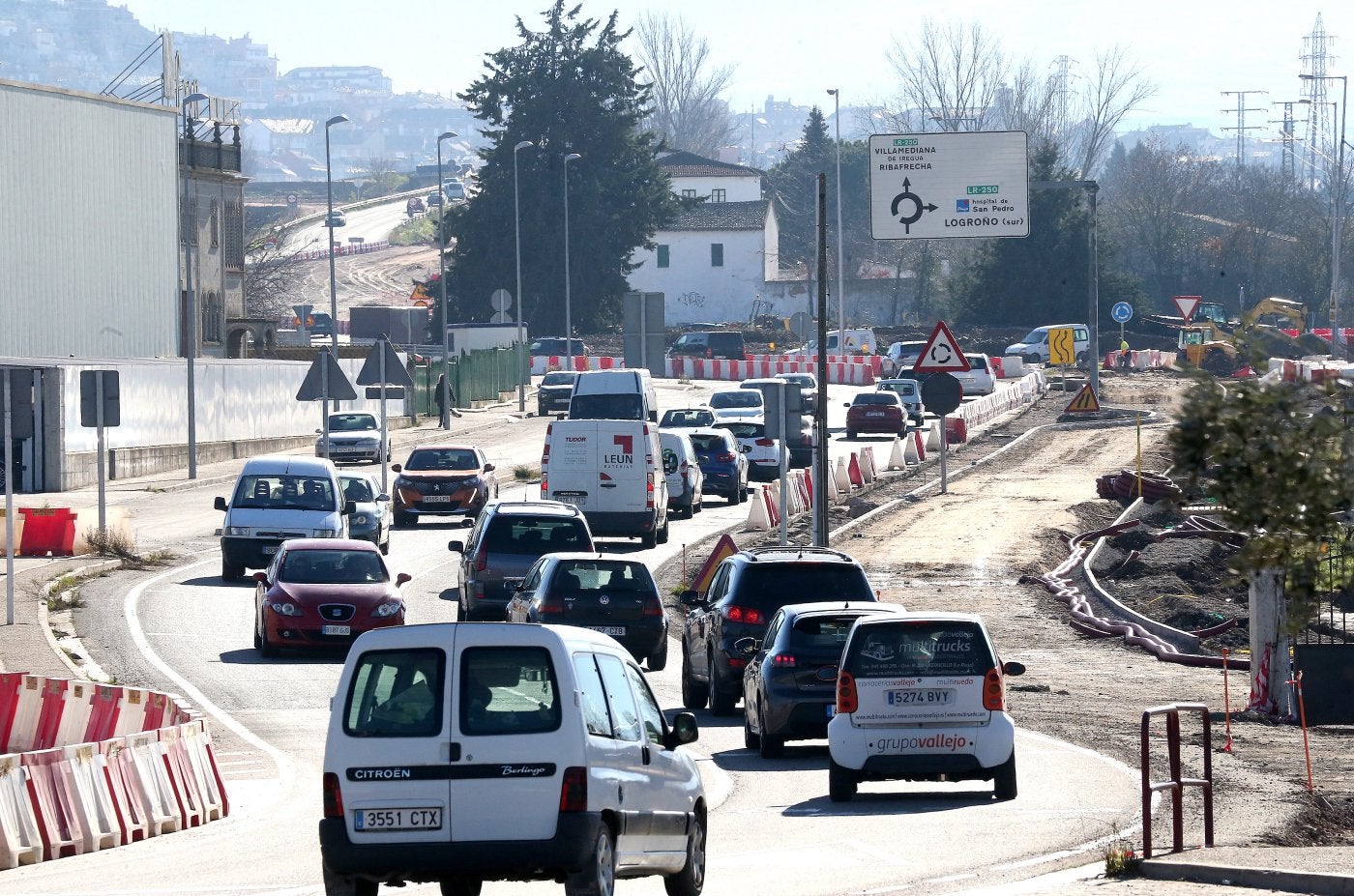 Tráfico denso ayer en la entrada y salida de Logroño por las carreteras LR-250 y LR-443, donde se produjo un atasco a primera hora.