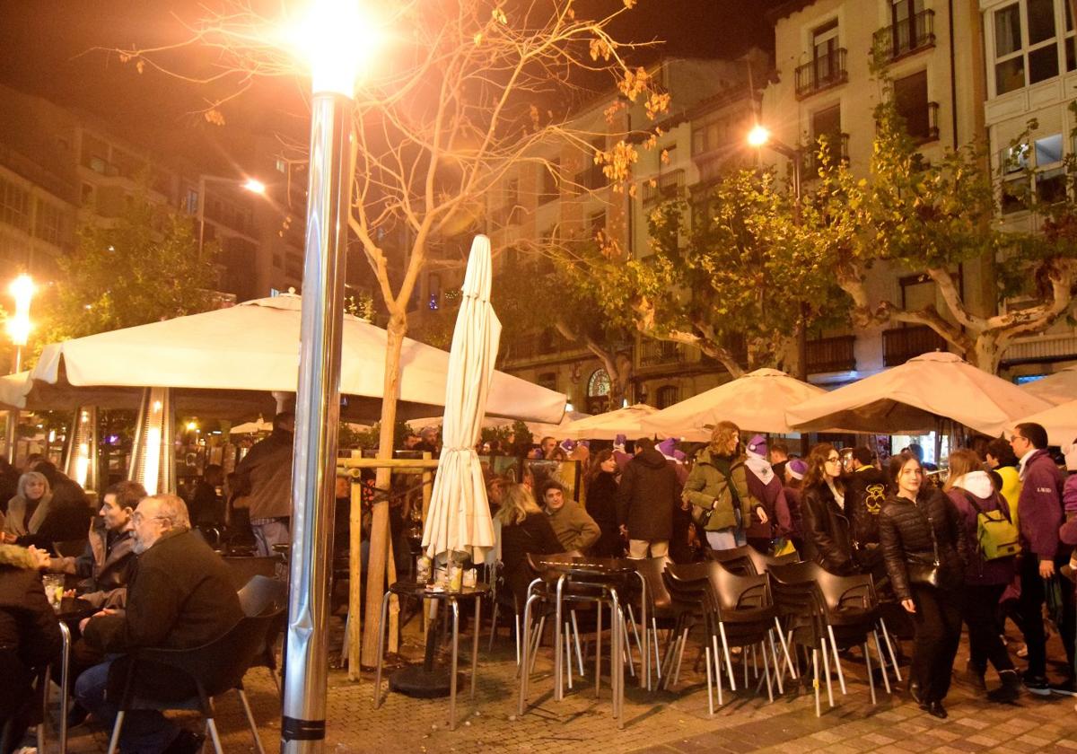 La calle Bretón, con sus terrazas y su incesante paso de gente, el pasado sábado por la tarde.