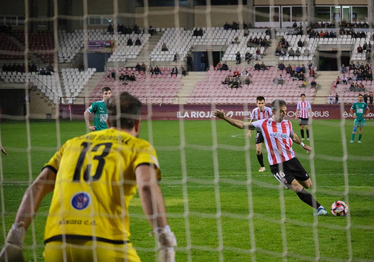 Iñaki Sáenz lanza un penalti en el duelo ante el Náxara en el campo municipal logroñés.