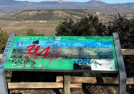 Un mapa «vandalizado» en El Cortijo