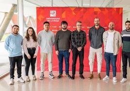 Ignacio Funes y Diego Sampedro, cuarto y quinto por la izquierda, junto al resto del Grupo de Fotoquímica Orgánica.