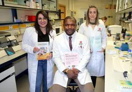 Sara García Vela, Idris Nasir Abdullahi y Rosa Fernández Fernández, en uno de los laboratorios de la UR