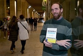 Eduardo Sáenz de Cabezón, momentos antes de la presentación de 'Invitación al aprendizaje', ayer en Fundación Caja Rioja Gran Vía.