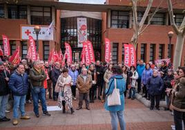 Medio centenar de personas secundó la protesta convocada por CC OO en la sede de Cruz Roja en Logroño por los despidos.