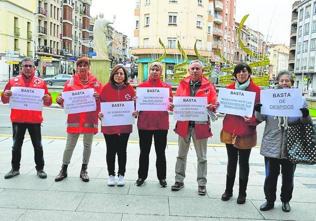 Trabajadores de Cruz Roja de Calahorra en su protesta de este jueves.