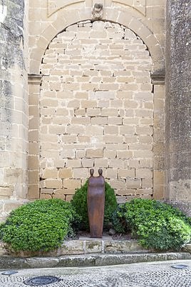 'Gembres', obra de Félix Reyes instalada junto a la iglesia de la Asunción de Sajazarra.