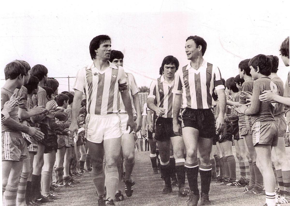 Imagen secundaria 1 - Gorriz y Viguera encabeza a Real Sociedad y Logroñés el 5 de junio de 1982, día en el que se inauguró La Isla (izquierda). Dos jugadores del Berceo de sus categorías inferiores celebran un gol en La Isla.