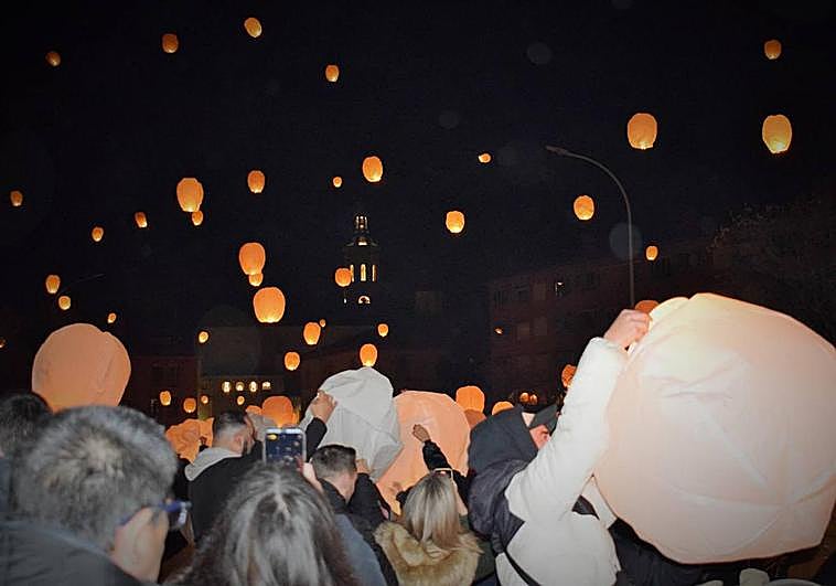 Los farolillos volando con la torre de la iglesia de Fuenmayor al fondo.