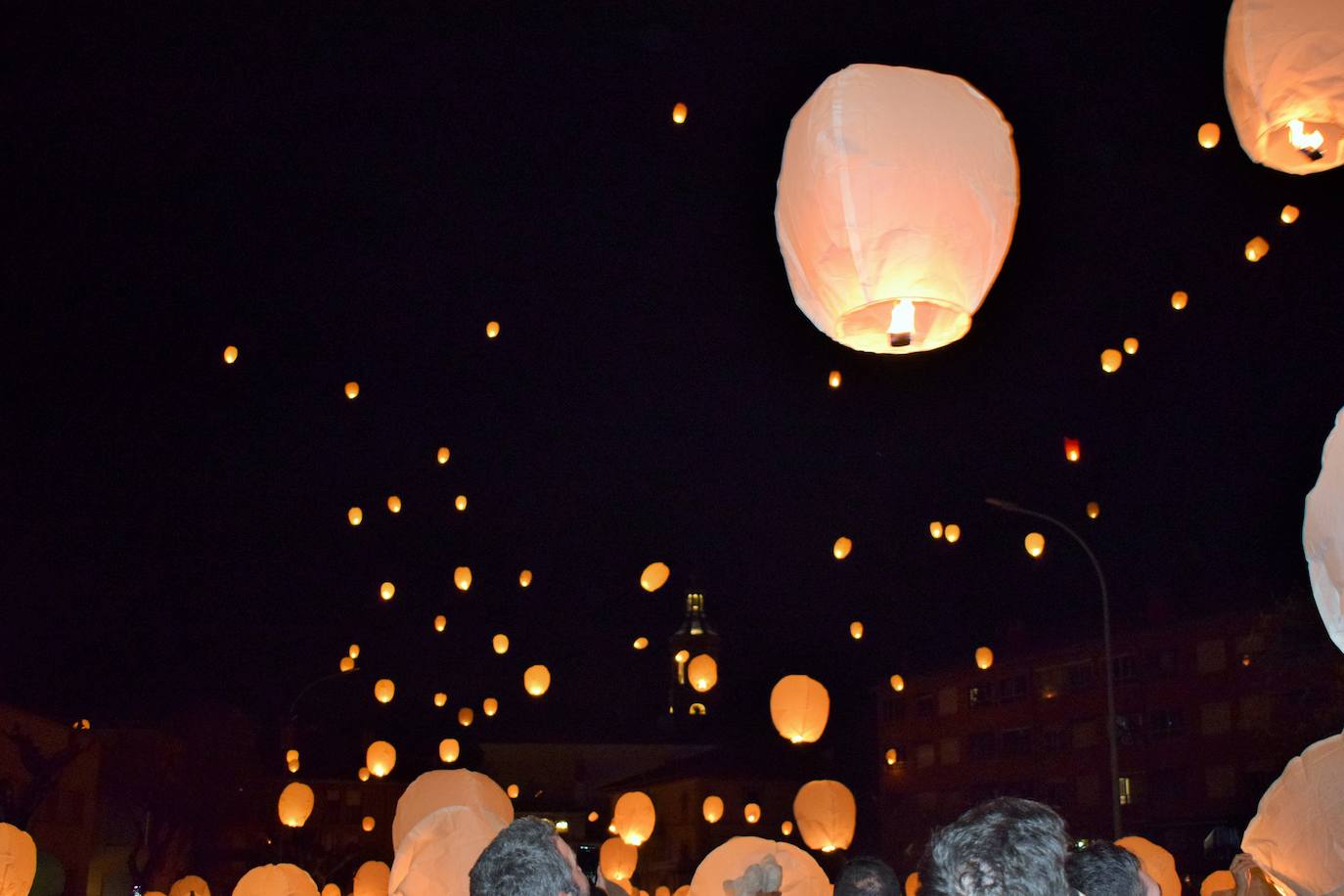 Suelta de farolillos en Fuenmayor