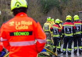 Bomberos del CEIS, junto a otros profesionales sanitarios y de salvamento, en Lugar del Río