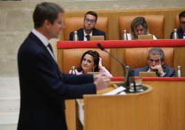 Capellán habla, ante la mirada de Concha Andreu, en la sesión de investidura del primero