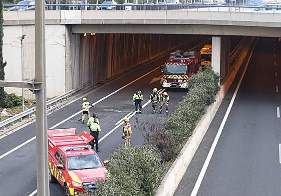 Bomberos y policías trabajan en la zona del accidente.