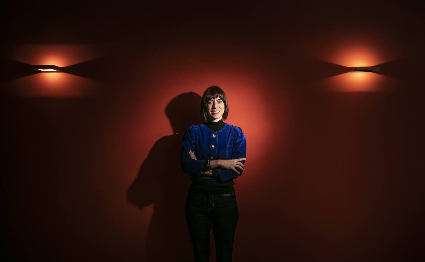 Diana Morant, titular de Ciencia e Innovación, estuvo en Logroño en febrero, visitó el edificio de Dialnet de la UR «y me gustó el encuadre de la imagen con la luz», recuerda el autor de la fotografía, que previamente a hacer posar a la ministra recurrió a una periodista del Gobierno de La Rioja para que hiciera de modelo.