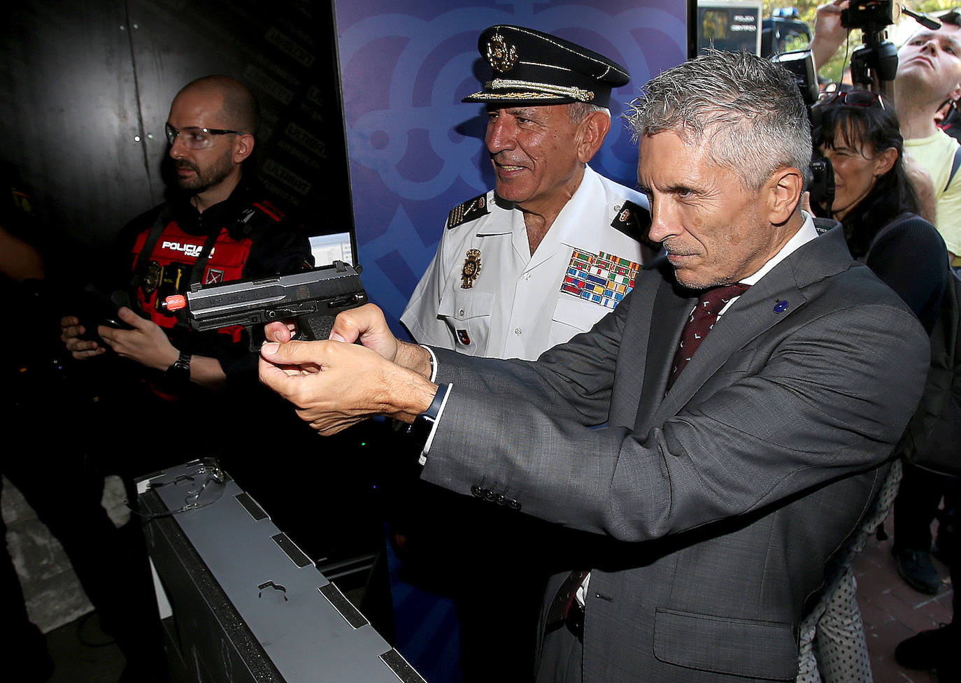 El ministro del Interior y también magistrado se concentra para disparar durante una exhibición conjunta de material por parte de la Policía Nacional y la Guardia Civil. 