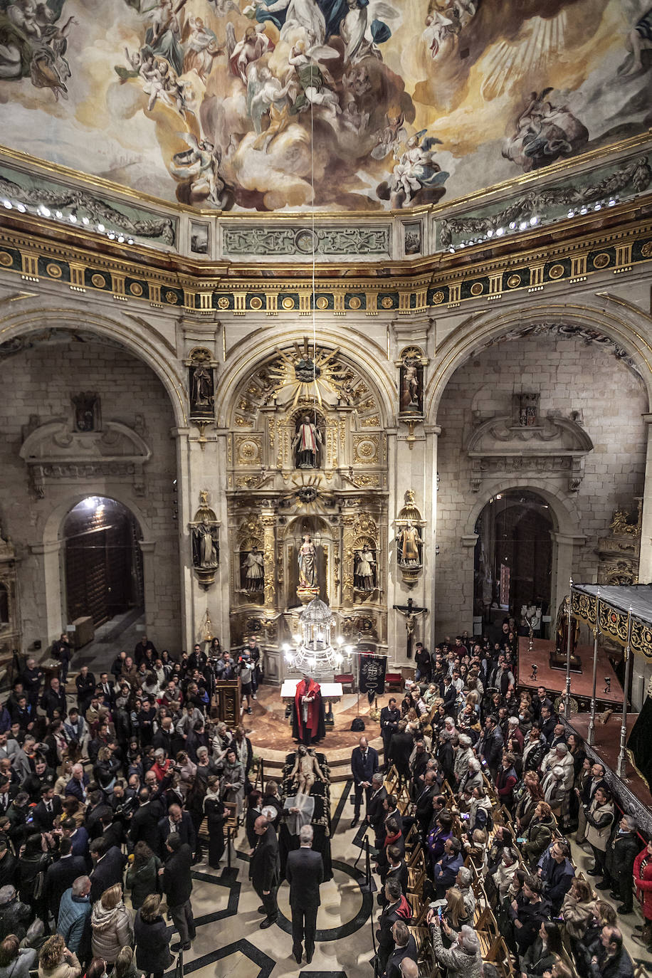 El fotógrafo se subió a un «balconcito» durante la limpieza del Santo Sepulcro para captar una imagen «diferente»  en La Redonda.