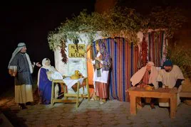 A la izquierda, la escena en la que José y María piden cobijo en el mesón de Belén. A la derecha, soldados romanos y bailes.