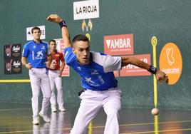 Zabala espera la llegada de la pelota para golpear