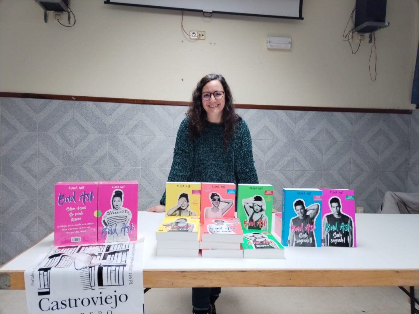 María Pascual Alonso posa en Sorzano con los libros de su serie 'Bad Ash'. 