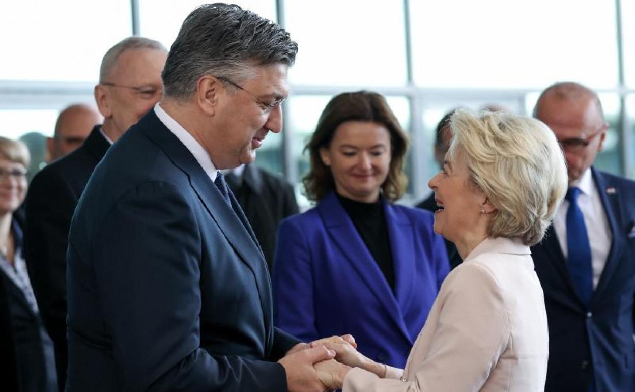 El primer ministro croata, Andrej Plenkovic, recibió a la presidente de la Comisión Europa, Ursula von der Leyen, en la frontera de Bregana/Obrezje, que separa al país balcánico de Eslovenia. 