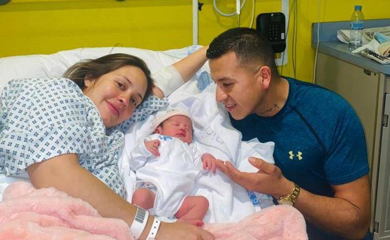 Natalia y Diego, con la pequeña Martina, en el Hospital de Calahorra. 