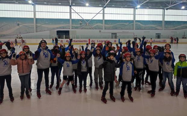 Los escolares acabaron la reunión disfrutando de la pista de hielo. 