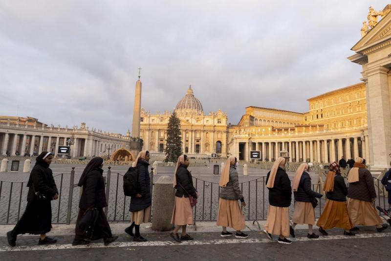 Varias monjas aguardan su turno para dar el último adiós al papa emérito. 