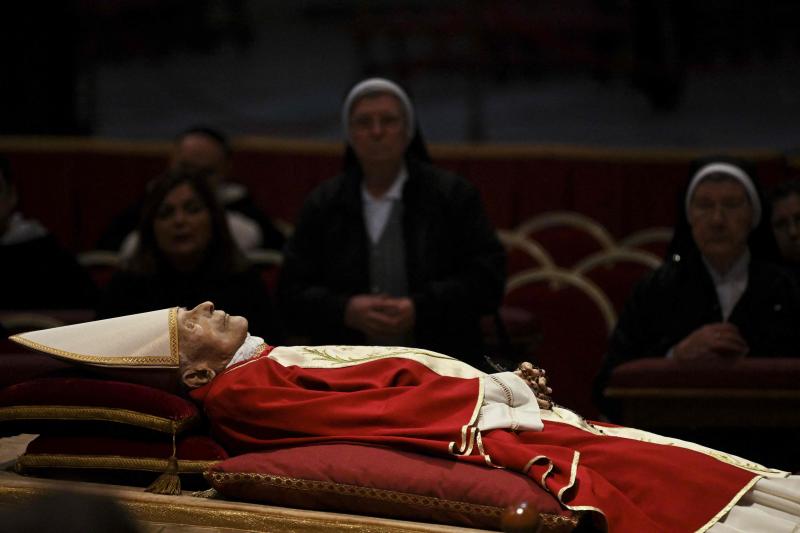 Varias monjas, ante el cuerpo de Benedicto XVI en la capilla ardiente. 