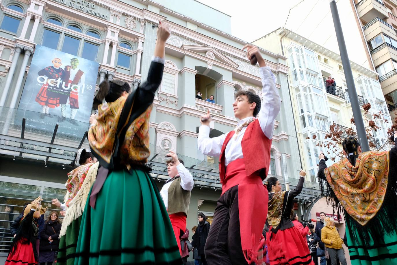 Fotos: Un pasacalles del Grupo de Danzas de Logroño inaugura la 33.ª edición de Actual