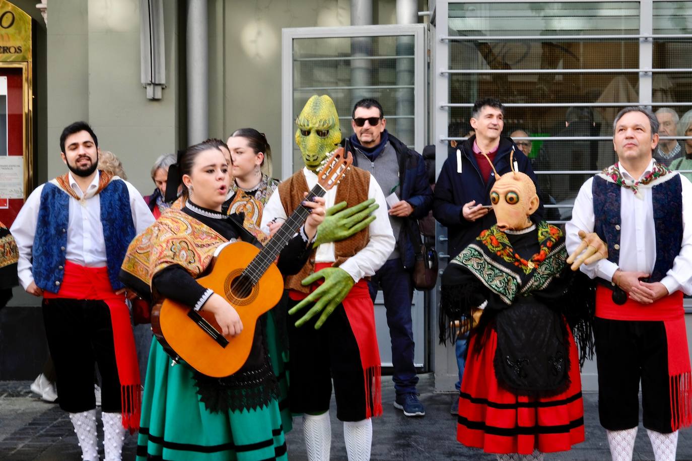 Fotos: Un pasacalles del Grupo de Danzas de Logroño inaugura la 33.ª edición de Actual