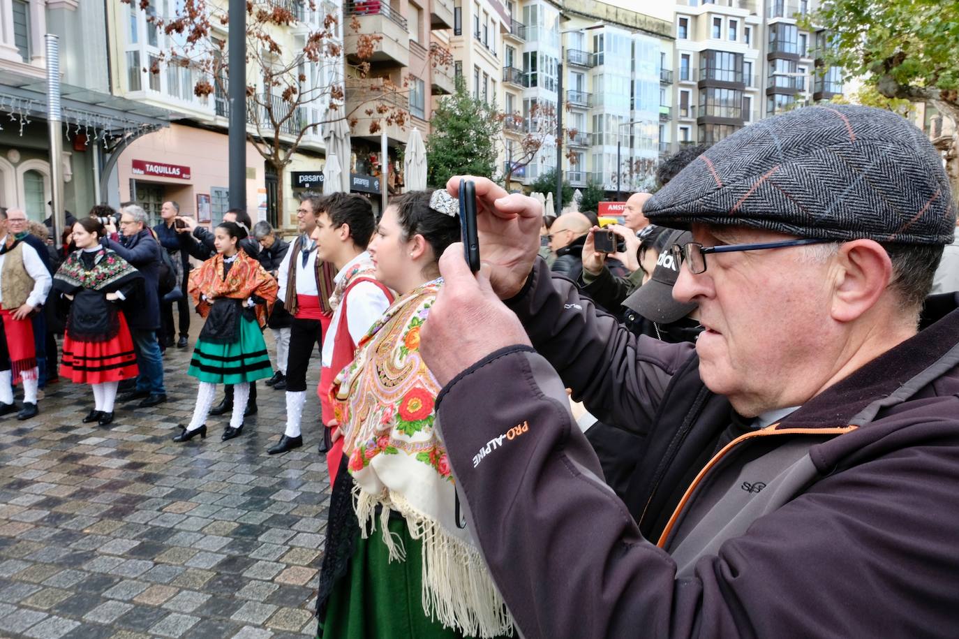 Fotos: Un pasacalles del Grupo de Danzas de Logroño inaugura la 33.ª edición de Actual