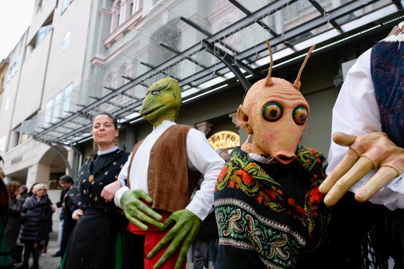 Fotos: Un pasacalles del Grupo de Danzas de Logroño inaugura la 33.ª edición de Actual