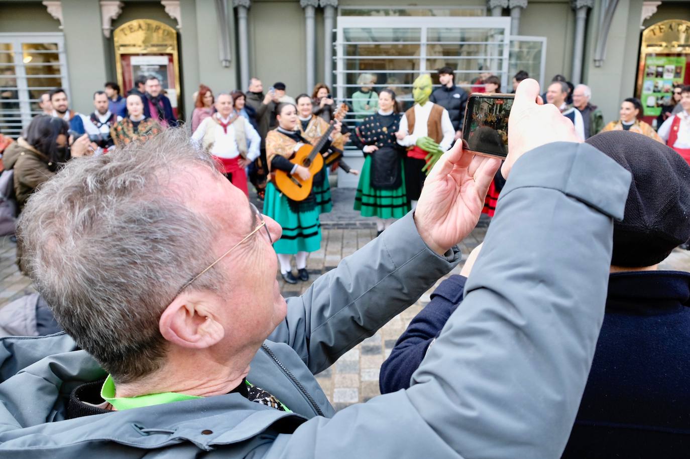 Fotos: Un pasacalles del Grupo de Danzas de Logroño inaugura la 33.ª edición de Actual