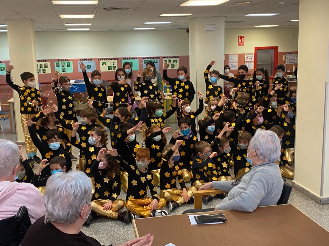 Alumnos del colegio Santa Teresa de Calahorra en su visita al centro de día. 