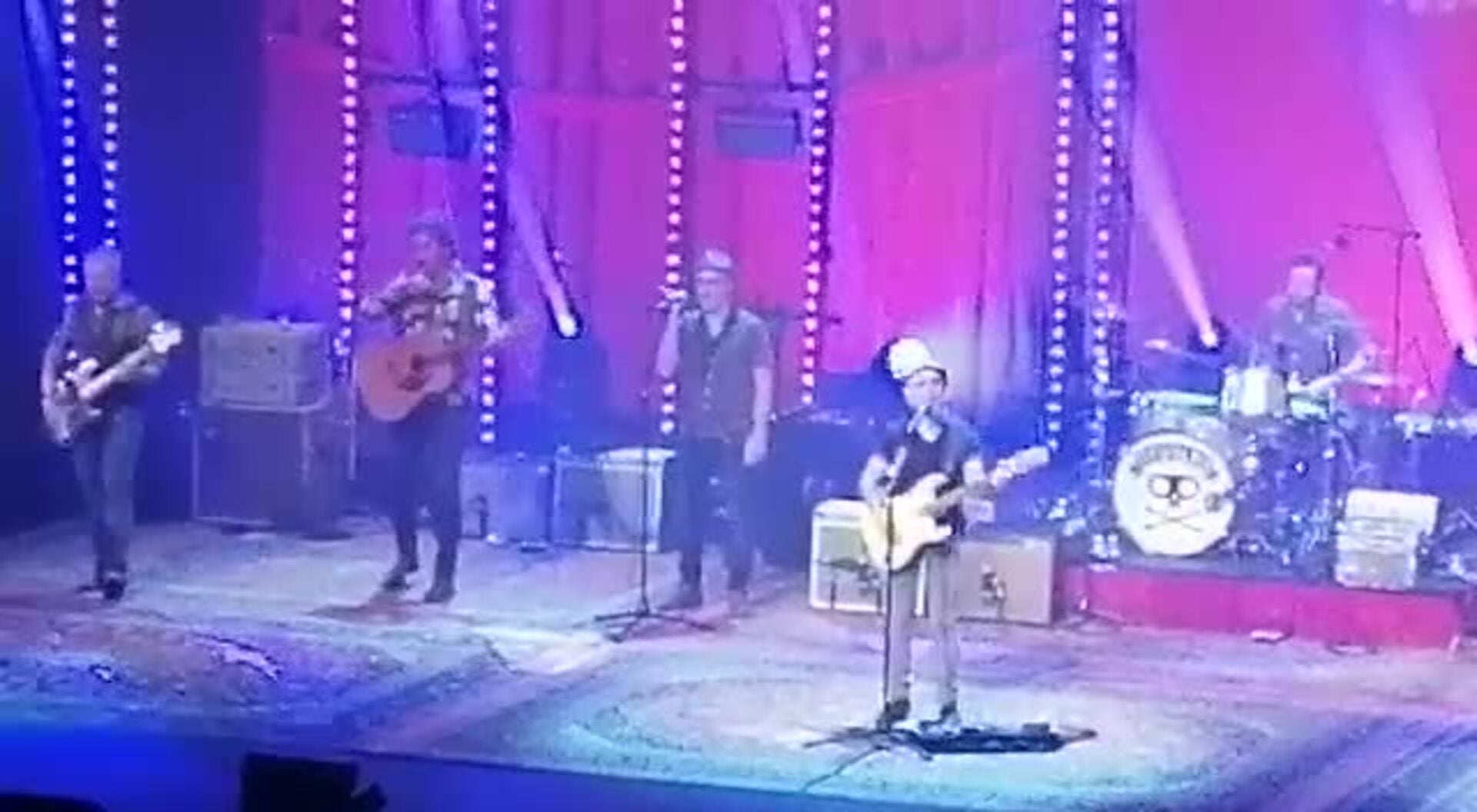 Actual arranca a lo fitipaldi con Fito y su banda