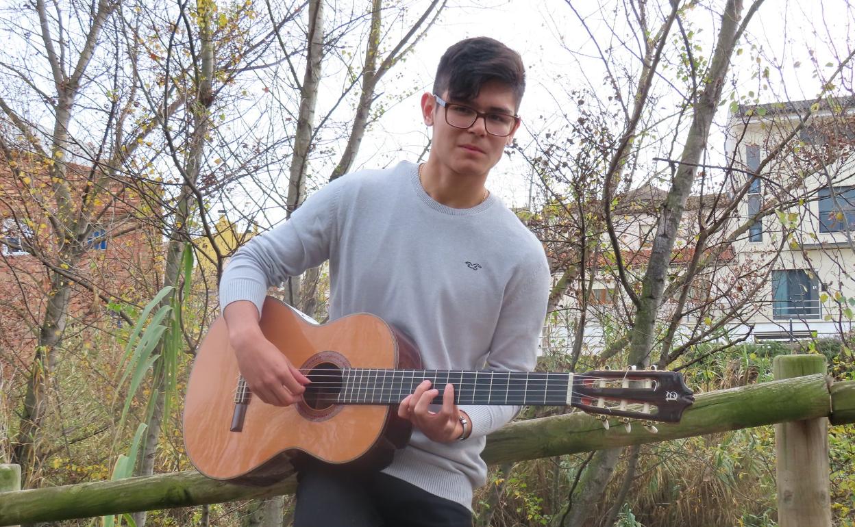 Javier Lara arrancó ovaciones con su guitarra española. 