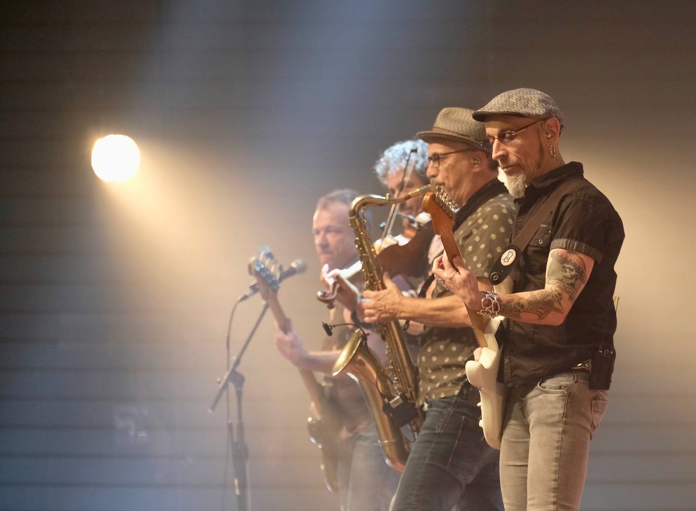 Fotos: Actual arranca a lo fitipaldi con Fito y su banda