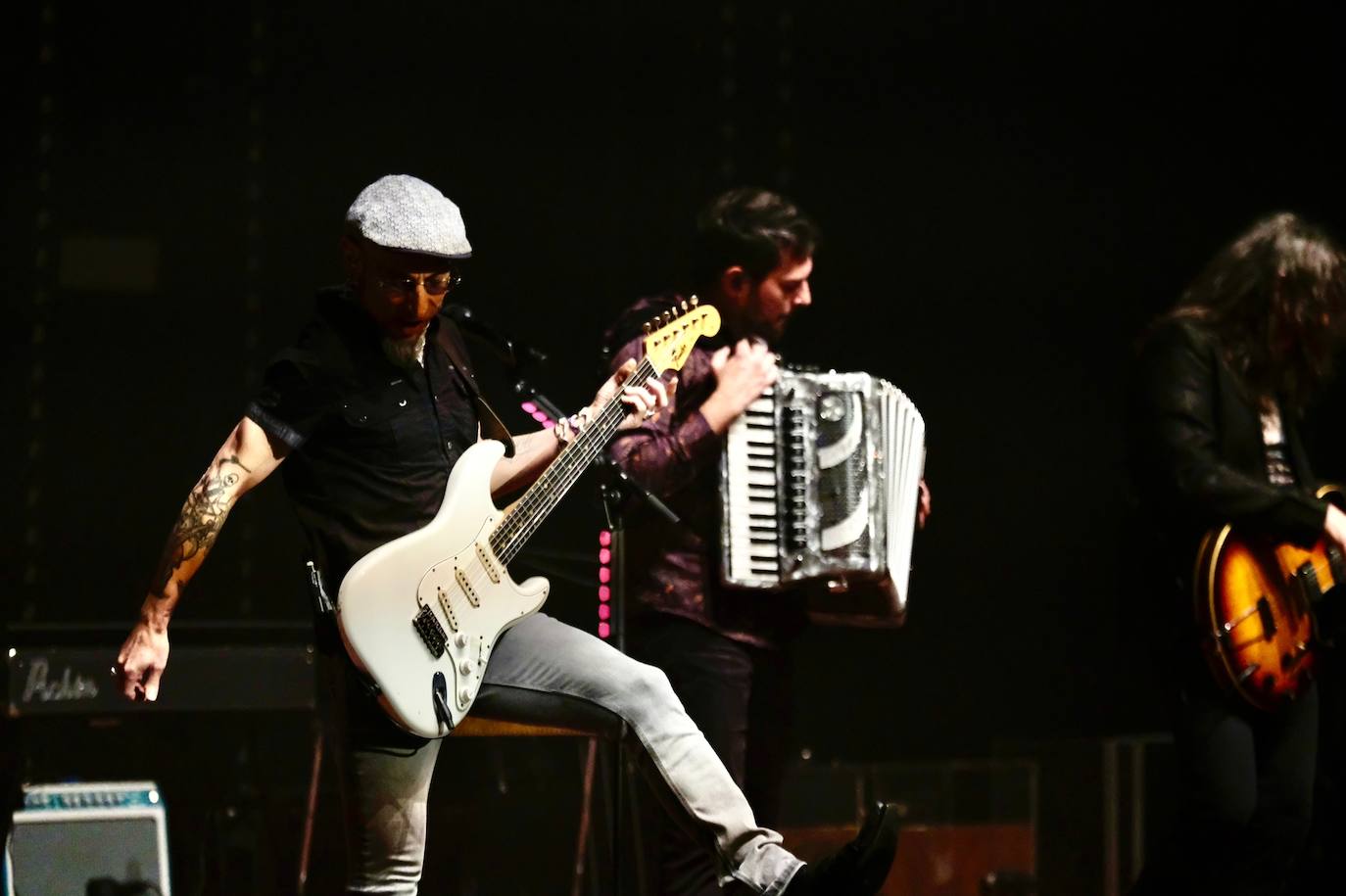 Fotos: Actual arranca a lo fitipaldi con Fito y su banda