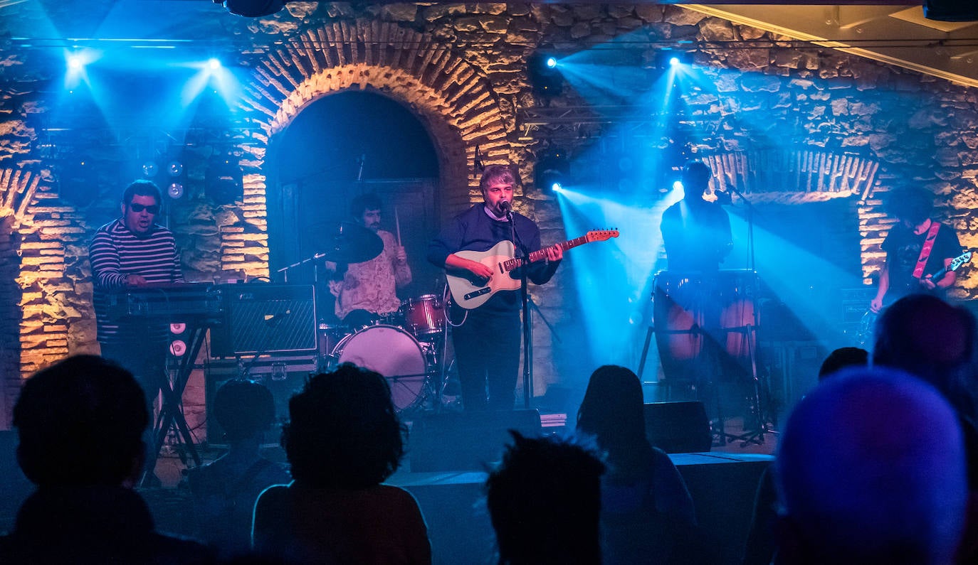 Fotos: Compro Oro y Montalbo actúan en las Franco Españolas